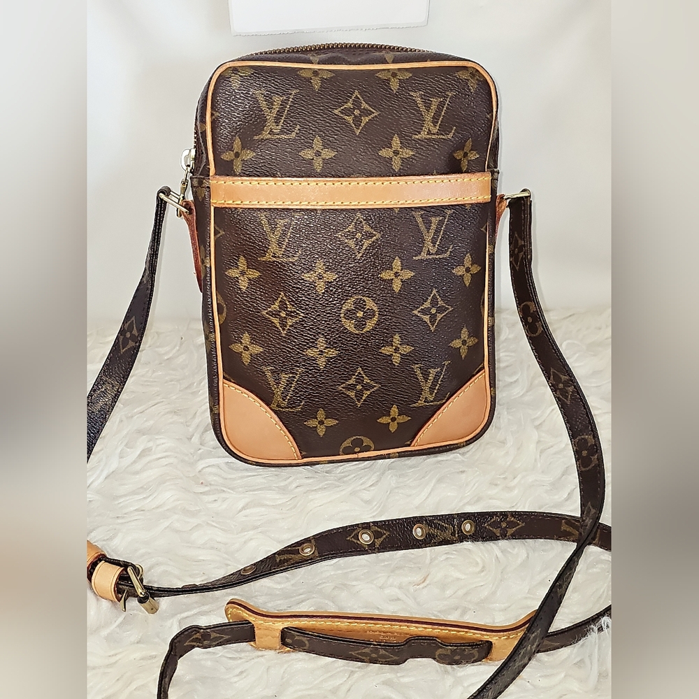 Authentuc Louis Vuitton Danube PM Monogram Crossbody Bag - Picture 3 of 16